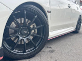 【ADVAN製18インチアルミホイール】大人気メーカーのホイールを装備♪軽量・高硬度のアルミホイールは、ハンドリング・加速など、走りの質を向上してくれます♪
