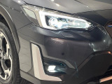 【LEDヘッドライト】悪天候や夜間走行時も良好な視界を確保し安心して運転できる高輝度LEDヘッドライトを装備!点灯速度が早く、消費電力も抑えられています。