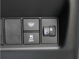 横滑りなどクルマの急激な挙動変化を抑制する「VSA」を搭載。