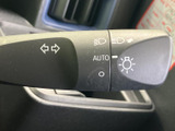 操作しやすいウインカーレバーで、スムーズな車線変更や右左折をサポートします。安全運転に欠かせない機能です。