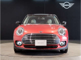 MINIのフロントグリルのデザインはイギリスで生まれた当初から、シルバーのサイドバーが折り重なった伝統的なデザインで御座います。その伝統はBMWのお車になってからでも少しずつ形を変えて守られております