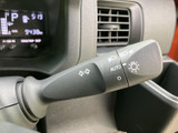 操作しやすい位置に配置されたウインカーレバーで、スムーズな車線変更をサポート。直感的な操作性で、安全運転をサポートします。運転操作がより快適に。