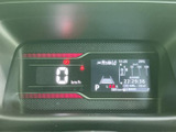 視認性の高いメーター類が、運転に必要な情報を的確に伝達。運転に集中できる環境を提供します。