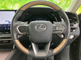 握りやすいステアリングは、運転操作を快適にします。オーディオや通話機能など、便利な操作スイッチも搭載されています。