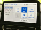 ラジオ、USB、Bluetoothなど、様々なソースに対応。お好みの音楽をクリアな音質で楽しめます。落ち着いたドライブに最適な環境です。