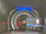 視認性の高いメーター類で、運転に必要な情報を的確に把握できます。液晶ディスプレイ表示で、車両情報も分かりやすく確認できます。