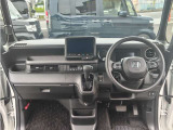 操作性に優れた運転席となります!小物入れや各ボタンの配置にこだわり、使いやすいです!座り心地もよく視認性も良好なのでロングドライブもお任せ下さい!