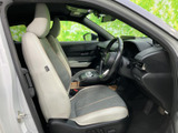 開放感のある室内空間が広がります。運転席からの視界も広く、運転操作がしやすいのが特徴。快適なドライブをお楽しみください。