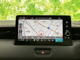 見やすい地図画面は、運転中のナビゲーションをサポート。スムーズな目的地への到着をアシストします。安心してお出かけください。