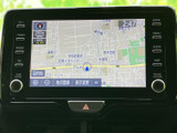 鮮明な地図表示で、運転中でも見やすいのが特徴です。スムーズなルート案内で、目的地まで安心してお届けします。渋滞情報も確認できます。