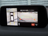 周囲の見通しを高めた設計、狭い場所での取り回しや駐車をサポートする全周囲カメラ(360&deg;ビューモニター)を装備。上空から見下ろす視点の画面を見ながらの操作で、感覚が掴みやすく駐車が楽になります。