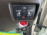 両側電動スライドドアで買い物で荷物を持つていて