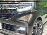 【LEDヘッドライト】悪天候や夜間走行時も良好な視界を確保し安心して運転できる高輝度LEDヘッドライトを装備!点灯速度が早く、消費電力も抑えられています。