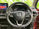 握りやすいステアリングは、長時間の運転でも疲れにくい設計です。オーディオやハンズフリー通話などの操作も手元で可能です。