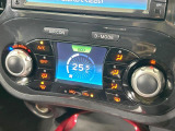【オートエアコン】一度お好みの温度に設定すれば、車内の温度を検知し風量や温度を自動で調整。暑い&hellip;寒い&hellip;と何度もスイッチ操作をする必要はありません。快適な車内空間には必須の機能ですね♪