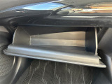 【グローブボックス】大容量のグローブボックスです!!車検証ケース他、日頃使う小物類の収納スペースもたくさんあります!