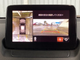 狭い場所での駐車やすれ違いなどでより的確な運転操作に役立つ360&deg;ビューモニターが装備されています。