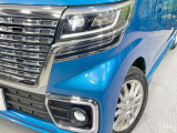 【LEDヘッドライト】悪天候や夜間走行時も良好な視界を確保し安心して運転できる高輝度LEDヘッドライトを装備!点灯速度が早く、消費電力も抑えられています。