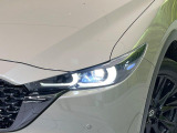 【LEDヘッドライト】悪天候や夜間走行時も良好な視界を確保し安心して運転できる高輝度LEDヘッドライトを装備!点灯速度が早く、消費電力も抑えられています。