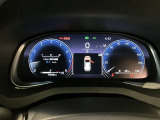 とっても見やすいメーターです。夜間時はラグジュアリーな気分にさせてくれる照明が魅力ですので、夜のドライブも楽しみになりますよ♪