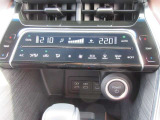 左右独立温度コントロールフルオートエアコンです。運転席、助手席それぞれで独立して温度設定ができます。冷え性の方が乗っても安心ですね♪