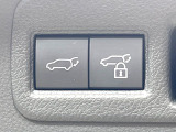 【パワーバックドア】スマートキーや運転席のボタンを押すだけでリアゲートが自動で開閉します!荷物を持っている時や、高い位置にあるバックドアを閉める際に便利な機能です♪