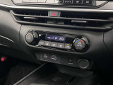 【オートエアコン】タッチパネル式オートエアコンで運転席周りの凹凸が少なくスッキリとしています。