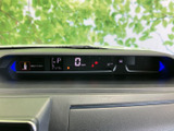 視認性の高いメーター類は、運転に必要な情報を的確に伝えます。直感的なデザインで、運転に集中できる環境を提供します。