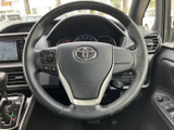 握りやすい形状で、操作性も抜群。ハンドルの操作もスムーズに行え、運転の楽しさを向上させます。快適なドライビングをサポートします。