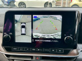 アラウンドビューモニターは車の全方位をカメラで映しだして障害物や人を確認、周りの状況を確認しながら安全に駐車できる便利な装備になります。