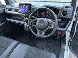 【運転席】座り心地が良いシートなので長時間の運転でも快適にお過ごしいただけます。新品のフロアマットのご注文も可能です。掲載箇所以外にご希望の写真がございましたらお気軽にお問い合わせ下さい。