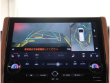 【パノラマモニター】に搭載した4つのカメラにより、車を真上から見ているような映像を表示。運転席から確認しにくい車両周囲の状況を把握できます。