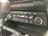 快適な車内環境を整えるエアコン操作部。直感的に操作でき、温度や風量を調整して快適なドライブを楽しめます。快適な空間を提供します。