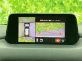 後方の安全確認をサポートするモニター。駐車時の狭いスペースでも、安心して操作できます。ガイドライン表示で、より正確な駐車を支援します。