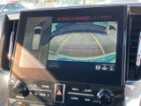 後方確認をサポートするモニターは、安全な運転に貢献します。狭い道や駐車時でも、周囲の状況を把握しやすくなっています。