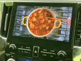 停車中に楽しむTV視聴機能。休憩時間や待ち時間に、エンターテイメントを満喫できます。