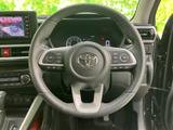 握りやすい形状で、運転操作をサポート。オーディオやハンズフリー通話のスイッチも配置され、快適なドライブを演出します。操作性も考慮された設計です。