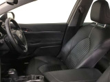 高いホールド性で運転姿勢が安定します。長距離ドライブでも疲れにくいのが魅力です。快適なドライビングライフをお送りください♪