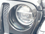 ●LEDヘッドライト:夜間走行時も良好な視界を確保し安心して運転できる高輝度LEDヘッドライトを装備!点灯速度が早く、消費電力も抑えられています。