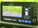 後方確認モニターは、駐車時の安全性を高め、狭い場所での運転をサポートします。