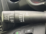 雨天時でもクリアな視界を確保できるワイパー。運転状況に合わせて操作でき、安全なドライブを支援します。