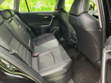 後席もゆったりとしたスペースを確保。同乗者も快適に過ごせる、配慮の行き届いた空間です。