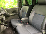 運転しやすい視界と、快適な操作性を両立。長時間の運転でも疲れにくい、こだわりの空間です。快適なドライビングをサポートします。
