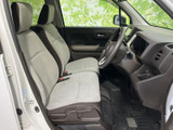 運転席からの視界は良好で、運転に集中できます。シートの形状も身体にフィットし、快適なドライブをサポートします。