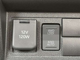 アクセサリーソケット、4WDスイッチ。