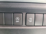 助手席側電動スライドドアのスイッチがあります。運転席に座ったままスライドドアの操作ができます。