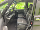 運転しやすい配置で、操作性も抜群です。広々とした空間は、ドライバーの負担を軽減します。快適なドライビングをサポートします。