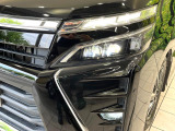 【LEDヘッドライト】悪天候や夜間走行時も良好な視界を確保し安心して運転できる高輝度LEDヘッドライトを装備!点灯速度が早く、消費電力も抑えられています。