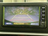 駐車時の安全性を高めるバックモニター。狭い場所でも安心して駐車できます。ガイドライン表示で、距離感がつかみやすくなっています。