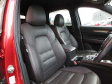 正しい姿勢で運転できるように体幹の腰部をしっかりささえるようデザインされているシートです。素材、シート形状を研究することでフィット感を高めつつ、優れた快適性を実現しています。